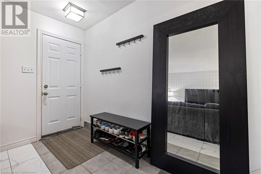 8 Gerrick Court, Hamilton, Ontario  L9C 6H2 - Photo 4 - 40753445