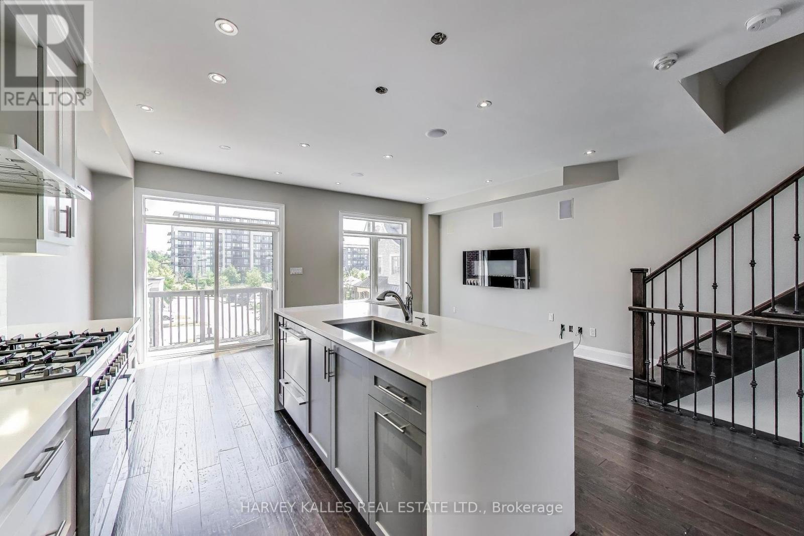 37 Ingleside Street, Vaughan, Ontario  L4L 0H9 - Photo 12 - N12296899