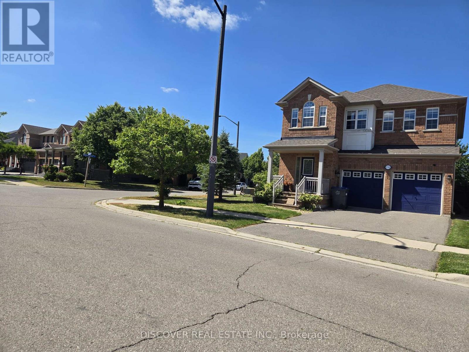 5792 Raftsman Cove, Mississauga, Ontario  L5M 7H4 - Photo 3 - W12298823