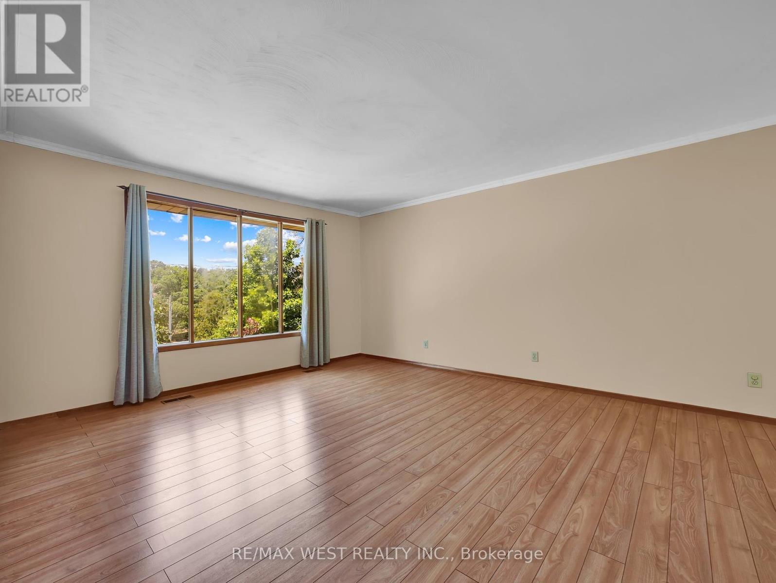 11 Glenda Street, Norfolk (Simcoe), Ontario  N3Y 4T3 - Photo 2 - X12298810