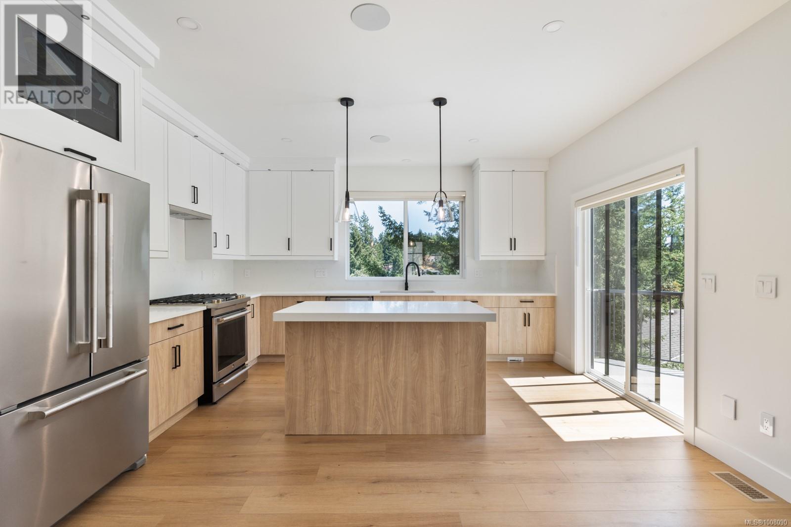 Property at 552 Belford Pl image 4