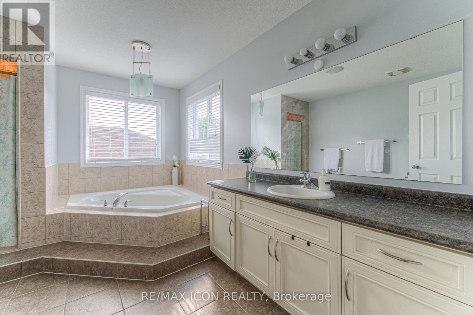139 Pebblecreek Drive, Kitchener, Ontario  N2A 4M4 - Photo 25 - X12298924