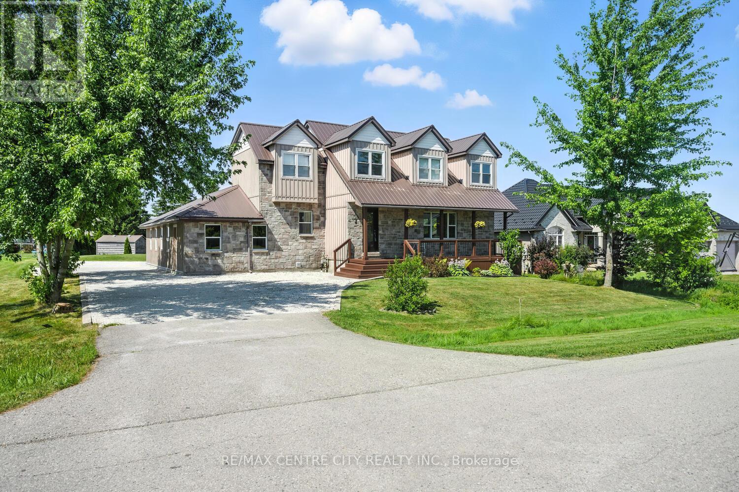 5623 Chriselle Place, Lucan Biddulph, Ontario  N0M 2J0 - Photo 1 - X12136647