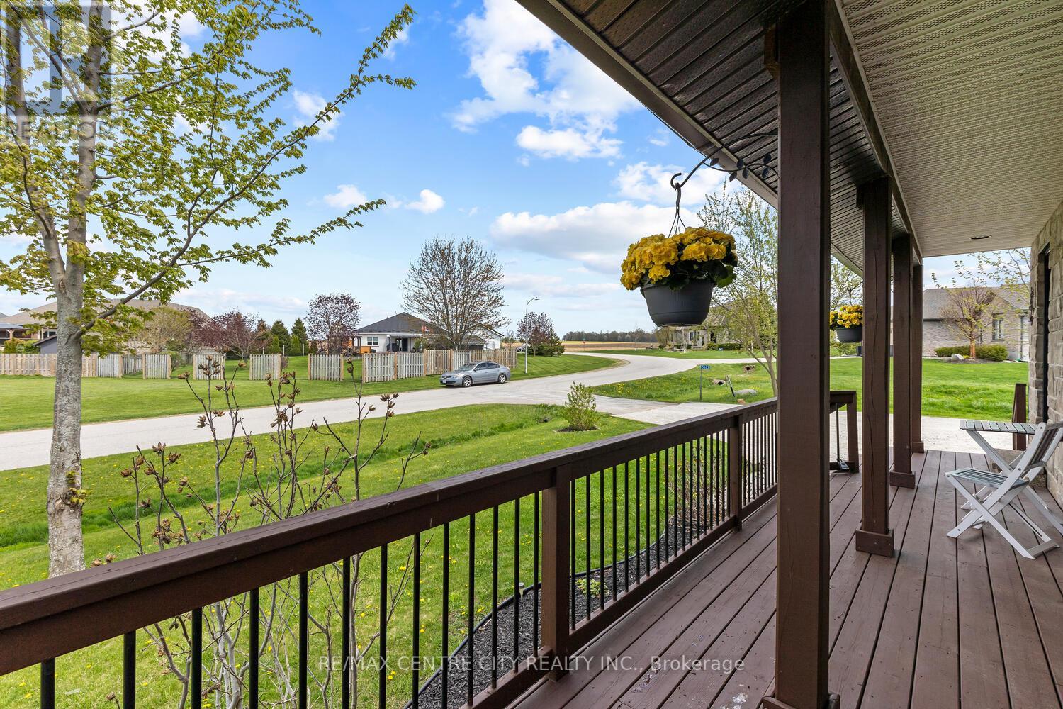 5623 Chriselle Place, Lucan Biddulph, Ontario  N0M 2J0 - Photo 2 - X12136647