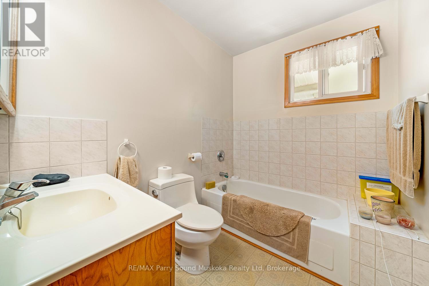 86 Lakeside Crescent, Mckellar, Ontario  P2A 0B4 - Photo 36 - X12298972