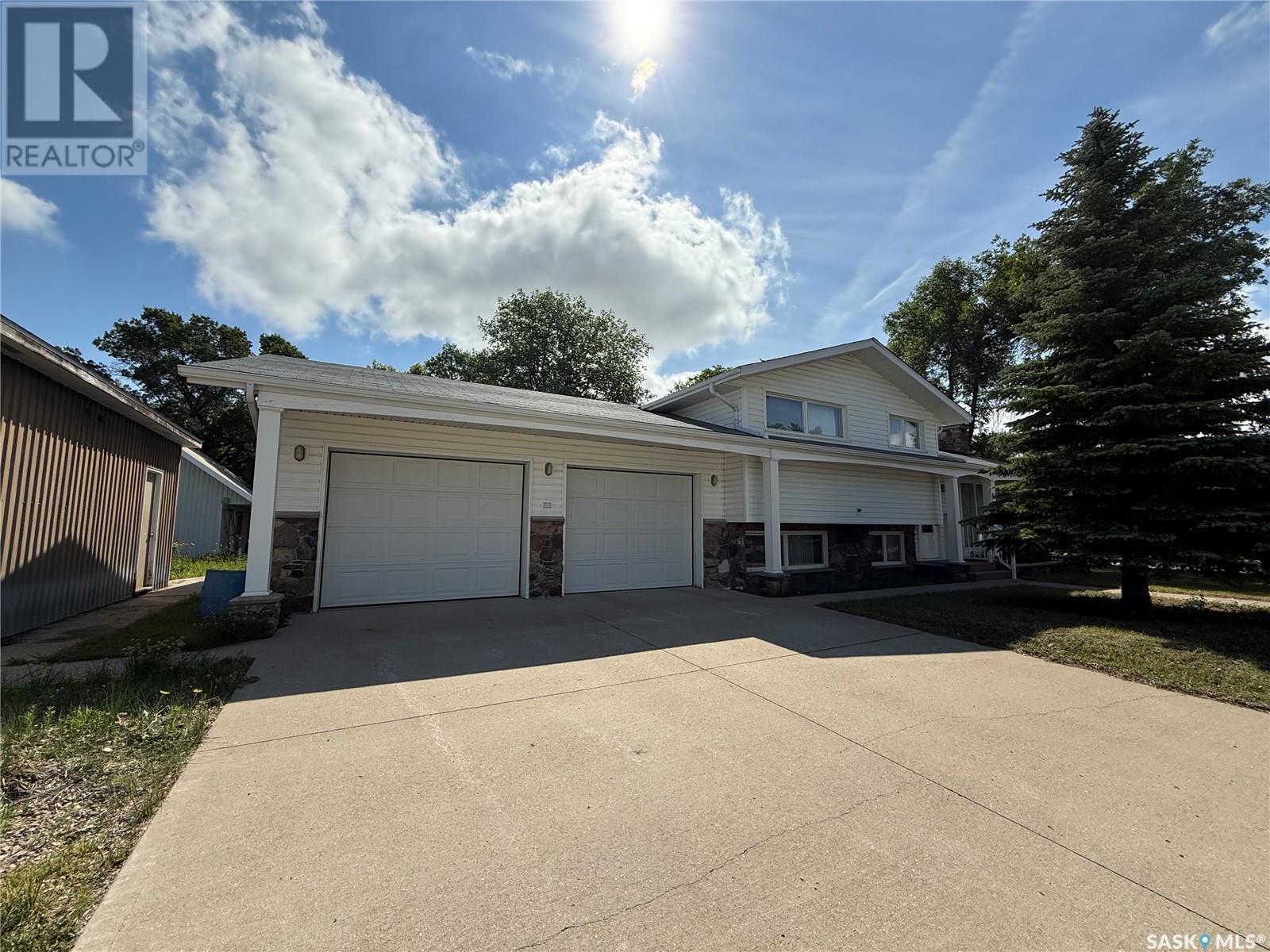 Property at 633 Henry STREET image 3