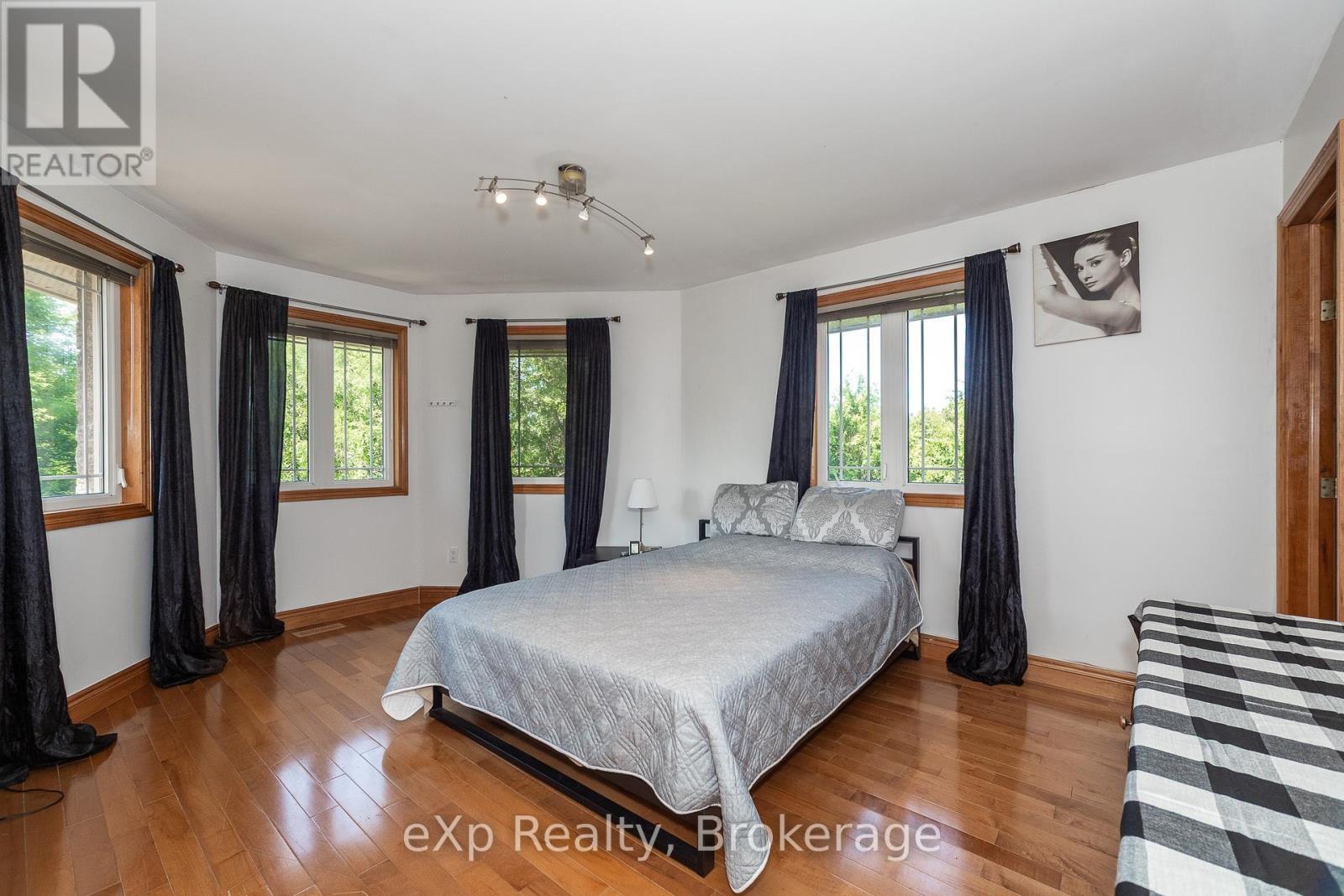 910 26th Street E, Owen Sound, Ontario  N4K 5N3 - Photo 23 - X12281731