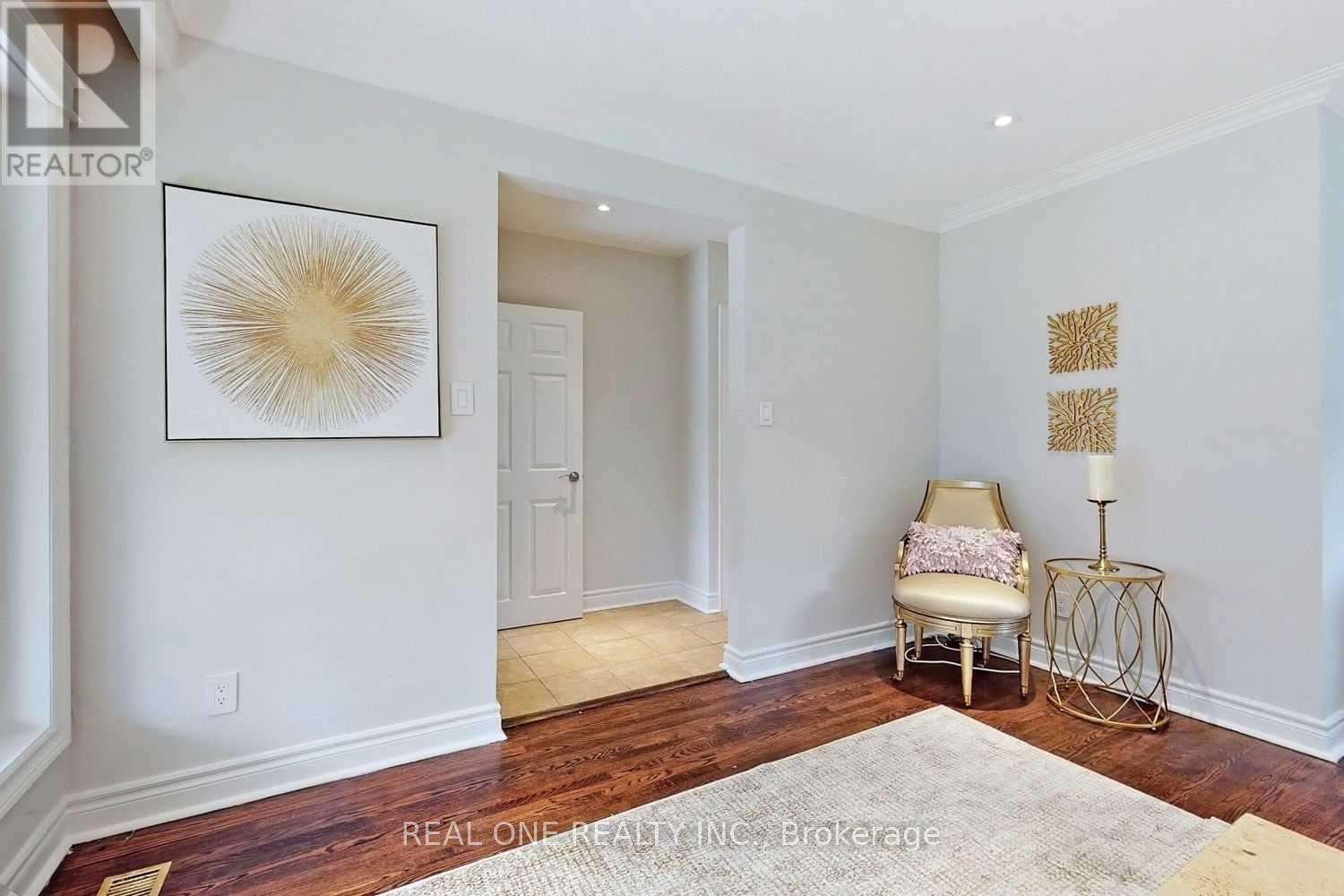 Property at 433 FERNLEIGH CIRCLE S image 3