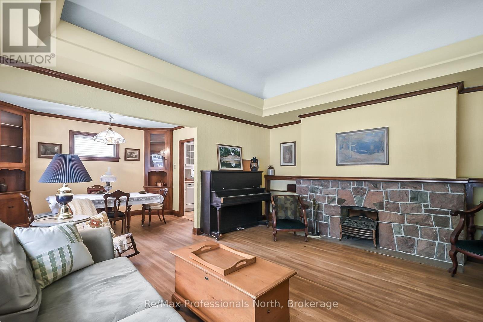 Property at 175 SARAH STREET S image 4