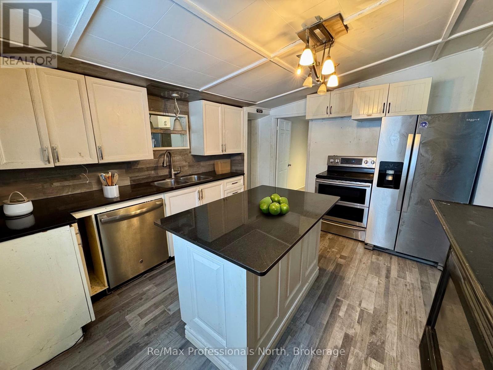 360 Muskoka Beach Road, Gravenhurst, Ontario  P1P 1M6 - Photo 7 - X12299201