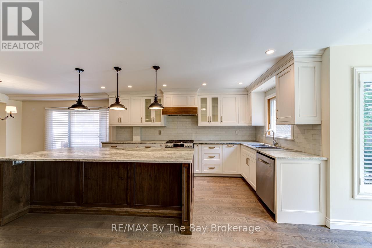 145 Old Surrey Lane, Richmond Hill, Ontario  L4C 6R9 - Photo 8 - N12299345