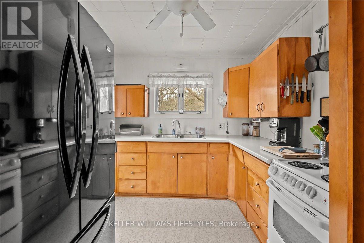 6626 East Parkway Drive, Lambton Shores, Ontario  N0N 1J3 - Photo 12 - X12299424
