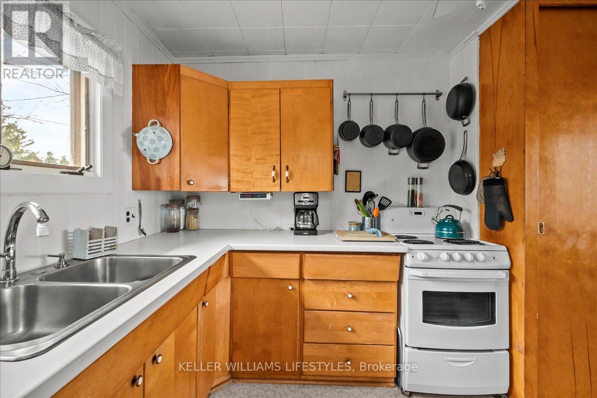 6626 East Parkway Drive, Lambton Shores, Ontario  N0N 1J3 - Photo 13 - X12299424