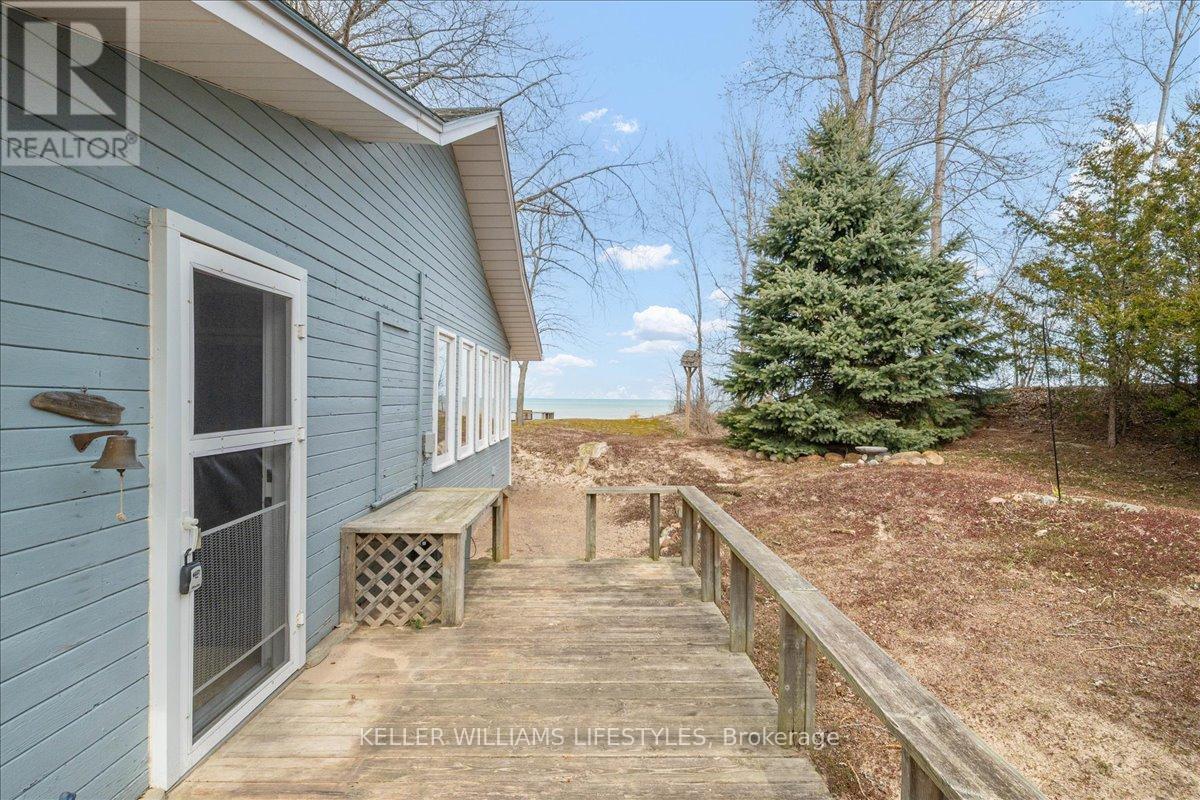 6626 East Parkway Drive, Lambton Shores, Ontario  N0N 1J3 - Photo 28 - X12299424