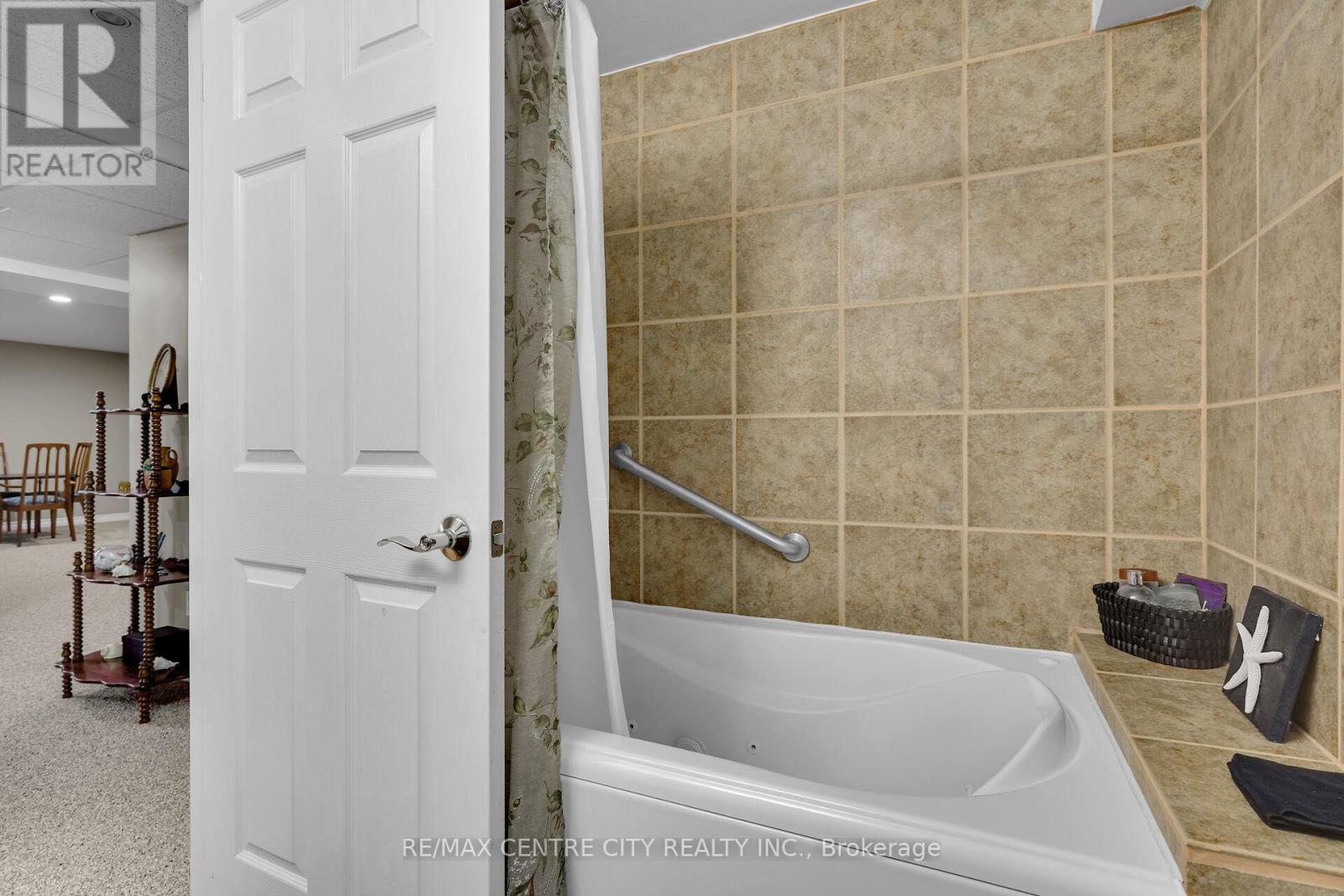 5 - 21 St Johns Drive, Middlesex Centre, Ontario  N0M 1C0 - Photo 37 - X12299493