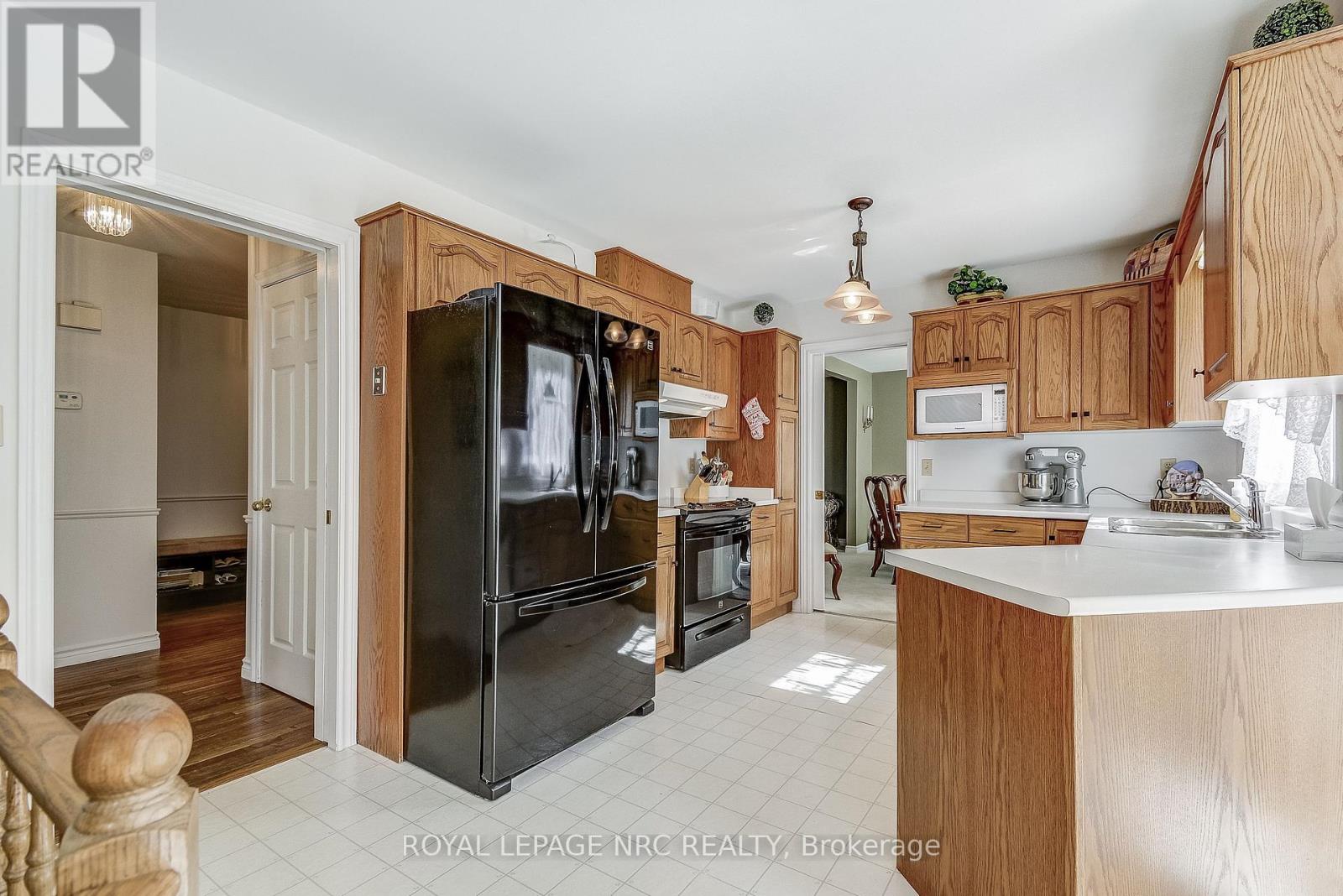 8 Hearth Court, Niagara-On-The-Lake, Ontario  L0S 1J0 - Photo 9 - X12299381