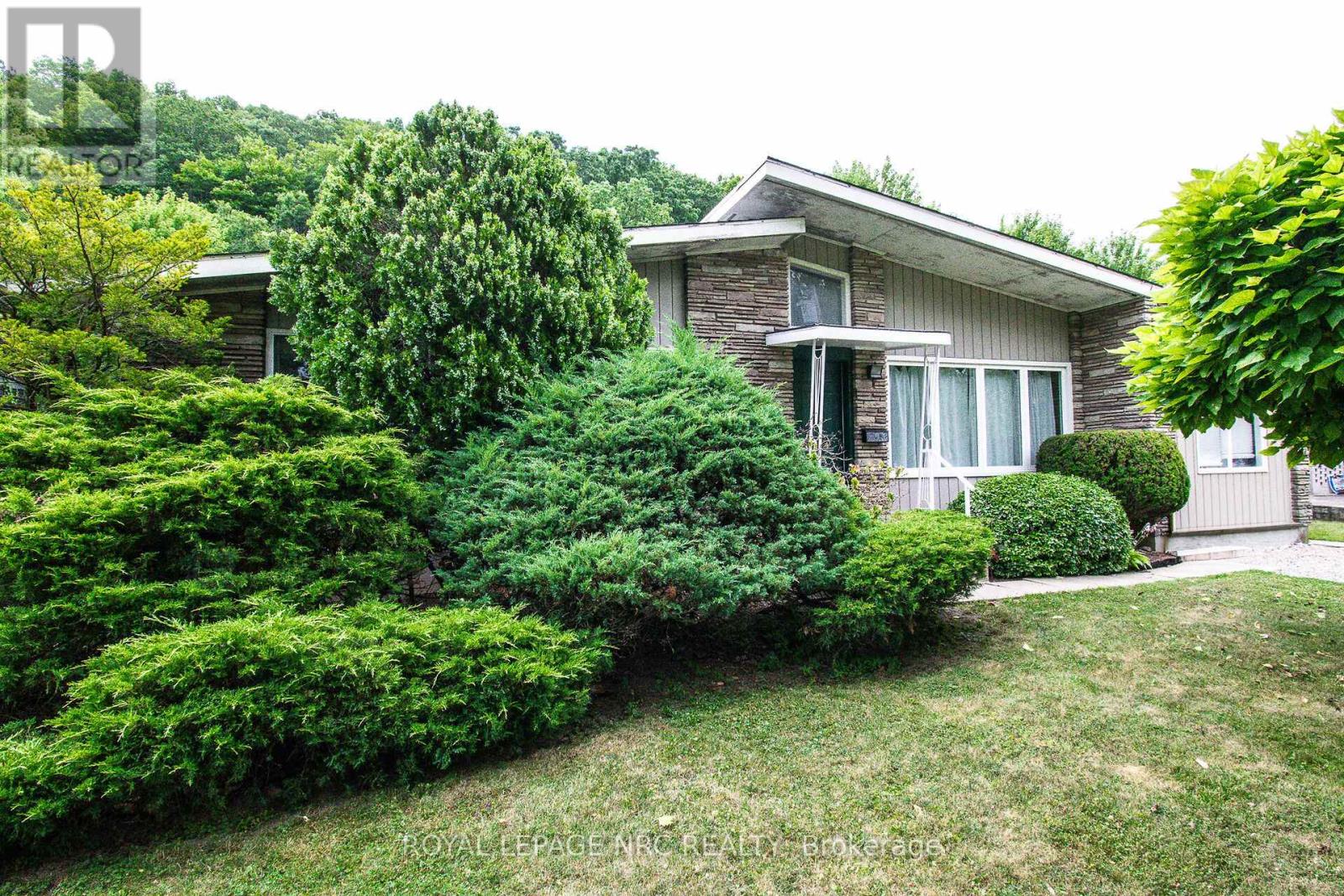 128 Woodside Drive, St. Catharines, Ontario  L2T 1X2 - Photo 3 - X12299495