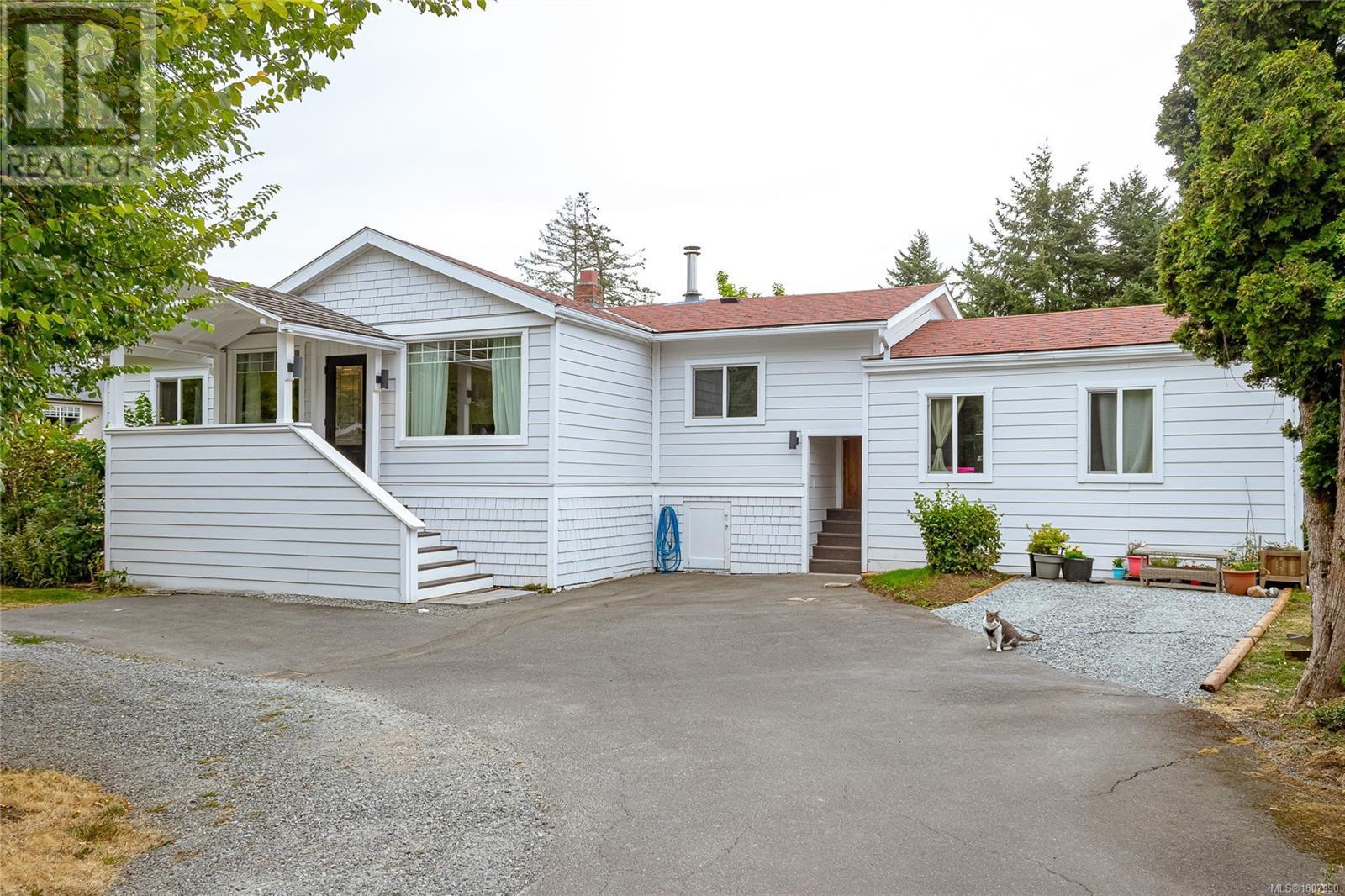 Property at 2945 Colquitz Ave image 1