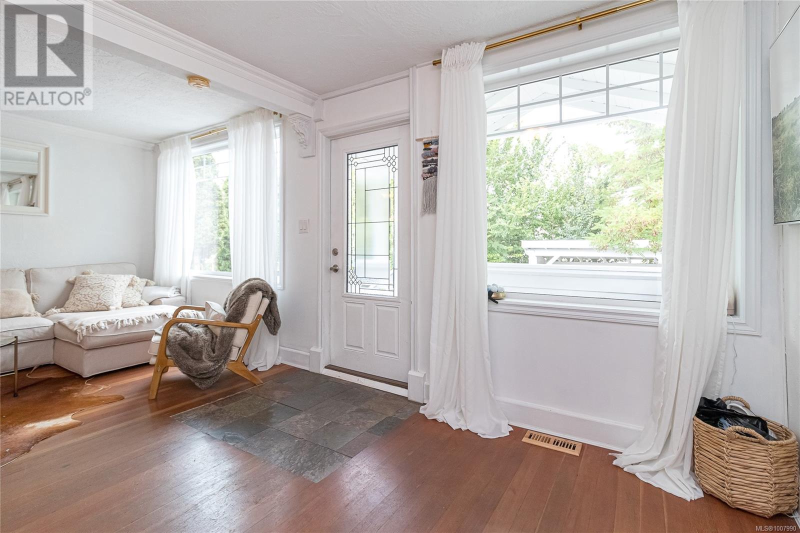 Property at 2945 Colquitz Ave image 3