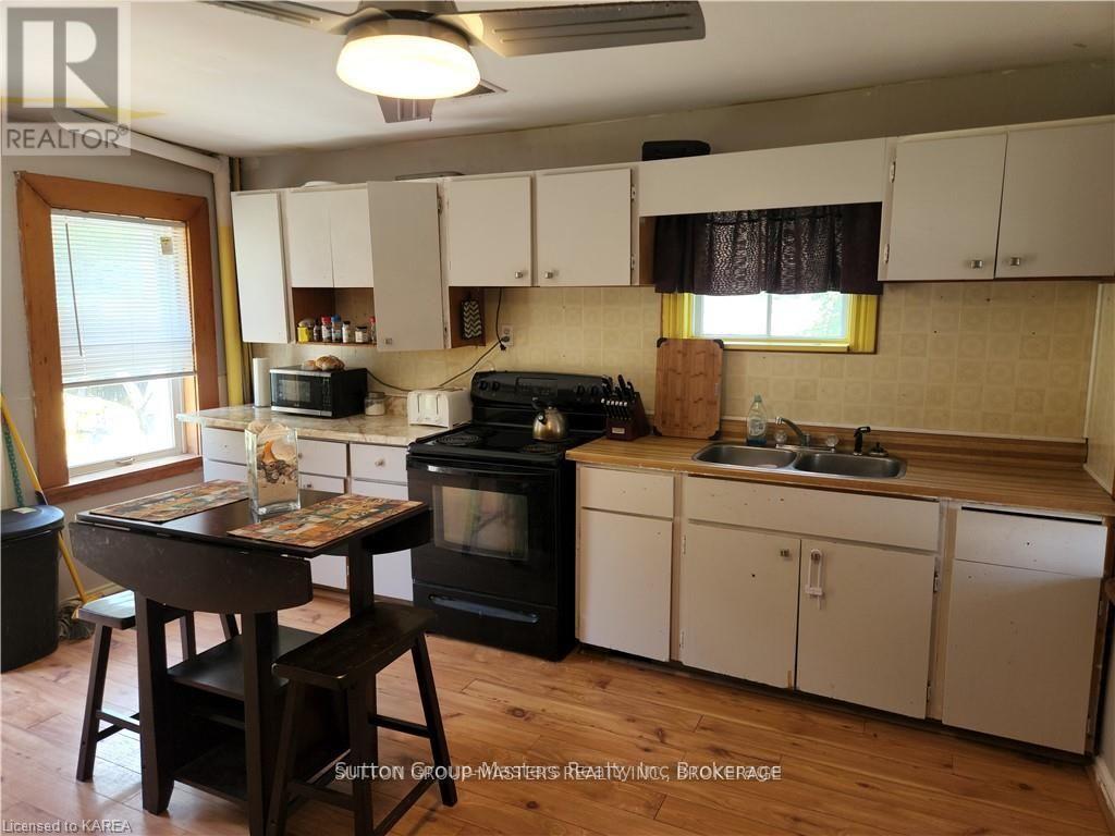 660 Stone Street N, Gananoque, Ontario  K7G 1Z3 - Photo 4 - X12299588