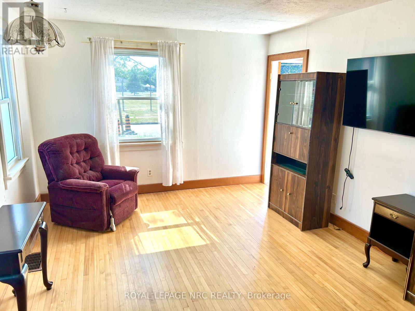 33 Merigold Street, St. Catharines (Western Hill), Ontario  L2S 2N4 - Photo 12 - X12299582