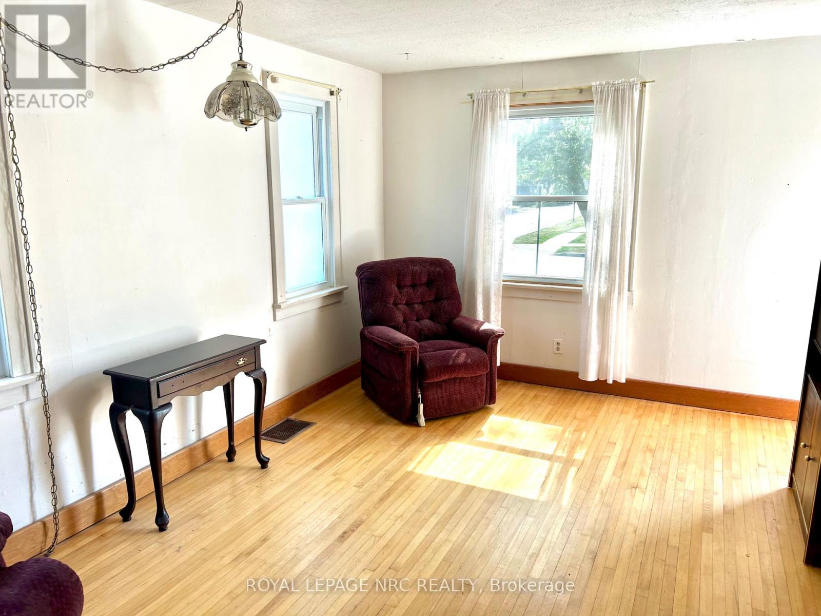 33 Merigold Street, St. Catharines (Western Hill), Ontario  L2S 2N4 - Photo 13 - X12299582