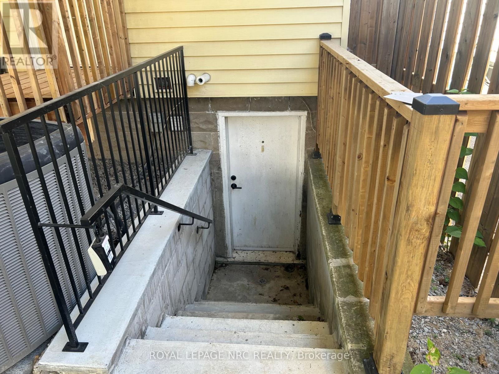 33 Merigold Street, St. Catharines (Western Hill), Ontario  L2S 2N4 - Photo 5 - X12299582