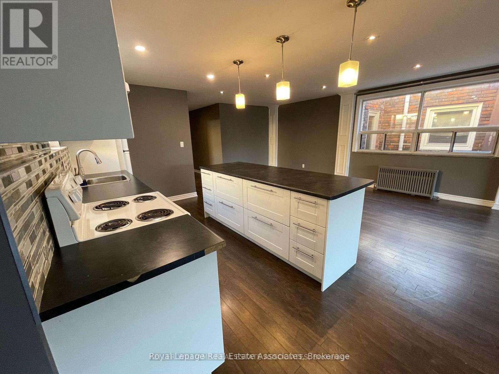 233 Lakeshore Road E, Mississauga, Ontario  L5G 1G8 - Photo 14 - W12299503