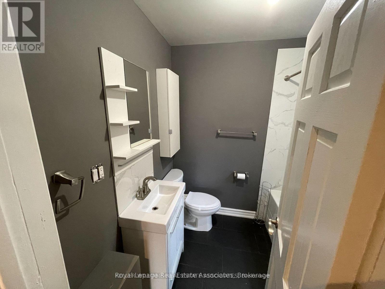 233 Lakeshore Road E, Mississauga, Ontario  L5G 1G8 - Photo 19 - W12299503