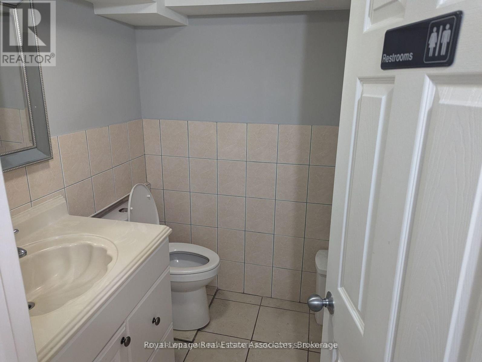 233 Lakeshore Road E, Mississauga, Ontario  L5G 1G8 - Photo 8 - W12299503