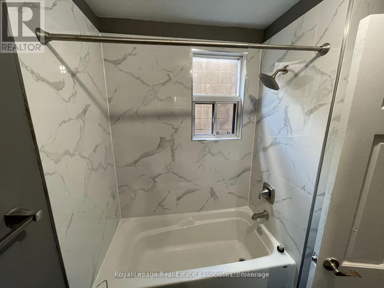 233 Lakeshore Road E, Mississauga, Ontario  L5G 1G8 - Photo 20 - W12299544