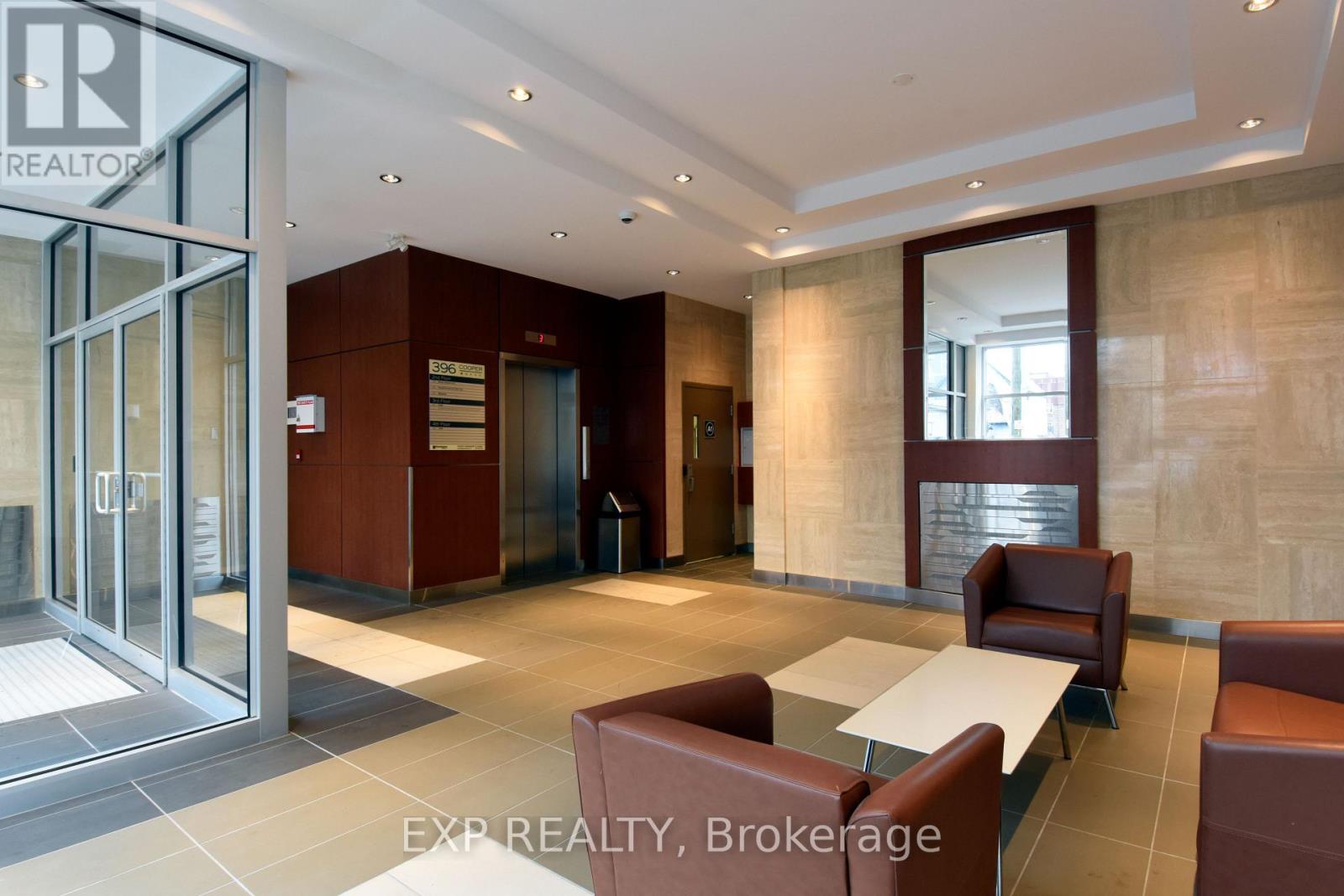 396 Cooper Street, Ottawa, Ontario  K2P 2H7 - Photo 4 - X12299772