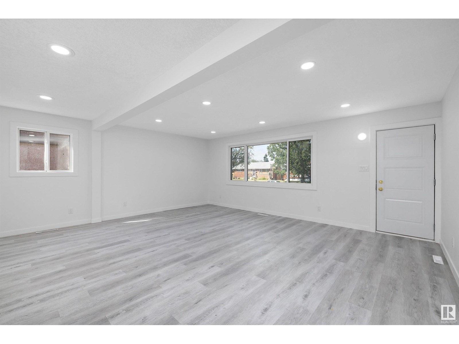 Property at 13603 137 ST NW image 2