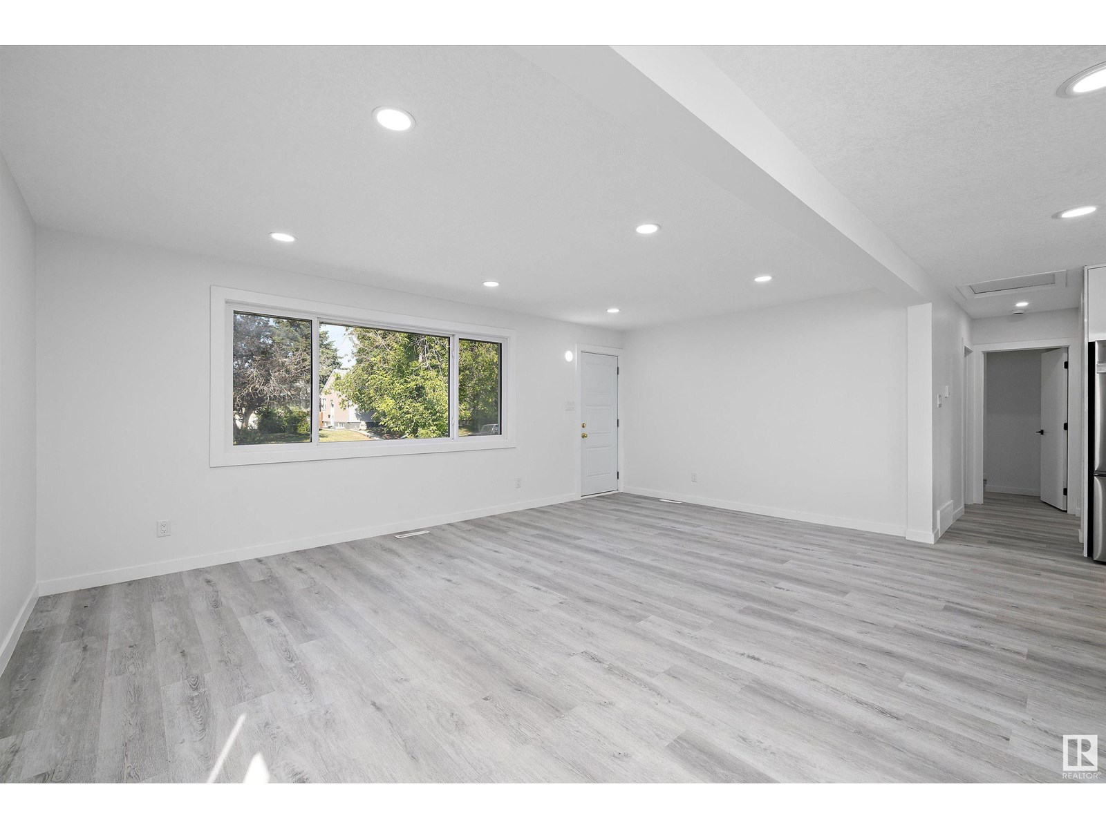 Property at 13603 137 ST NW image 3