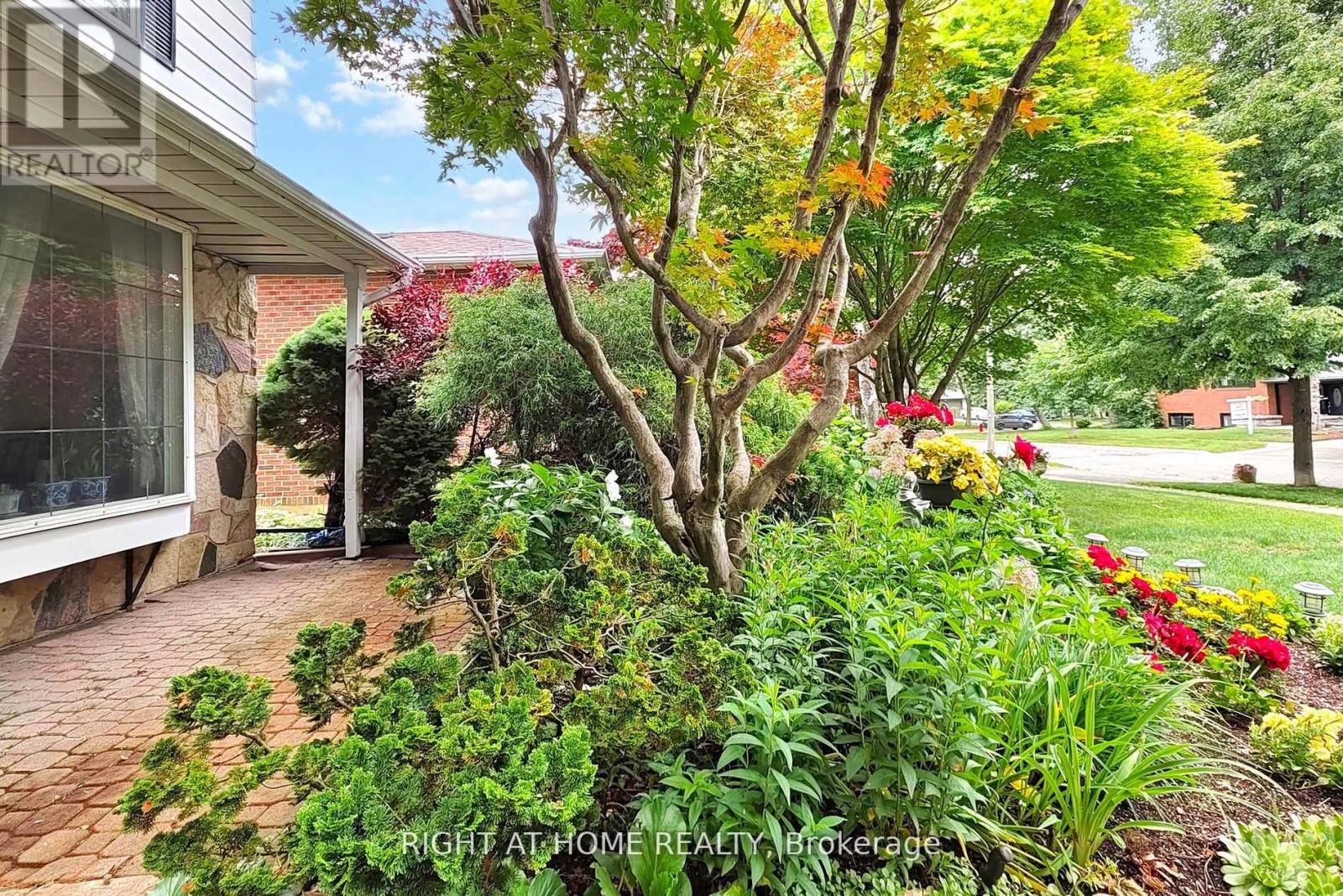 Property at 1924 STEEPBANK CRESCENT image 4