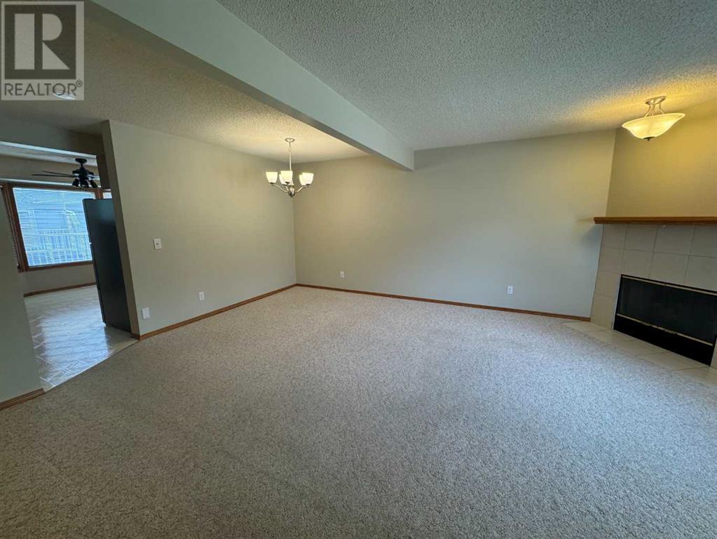 Property at 171 Riverglen Park SE image 5