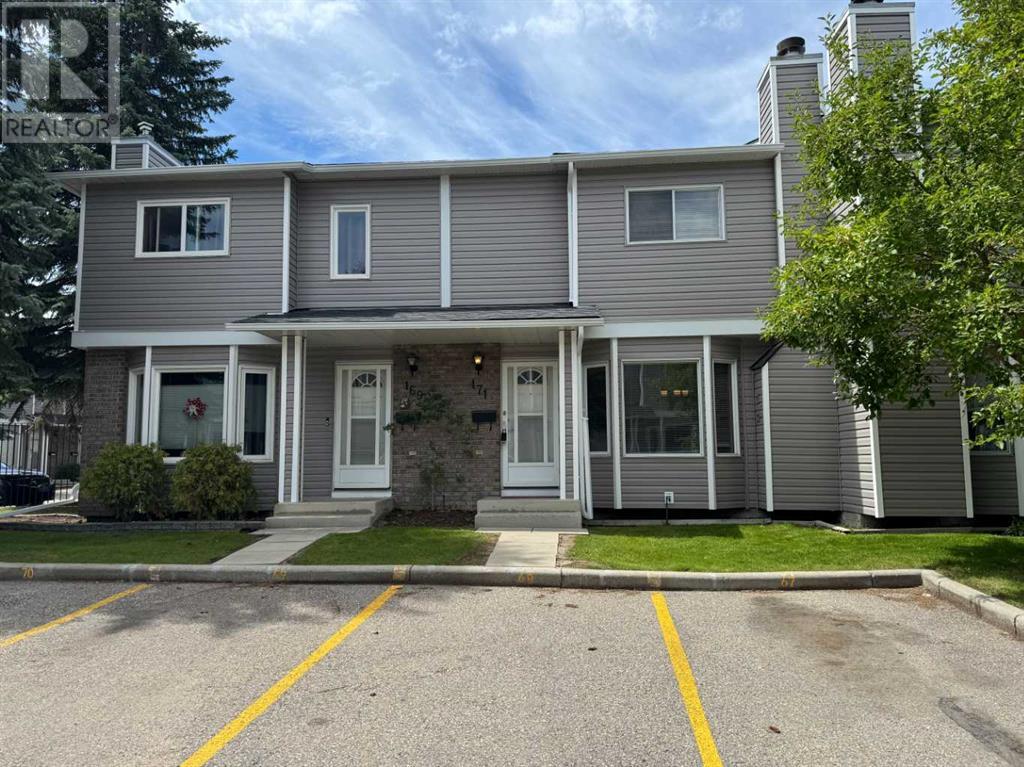 Property at 171 Riverglen Park SE image 2