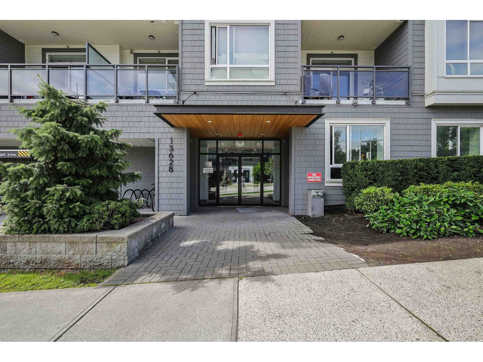 303 13628 81a Avenue, Surrey, British Columbia  V3W 3E2 - Photo 2 - R3028118