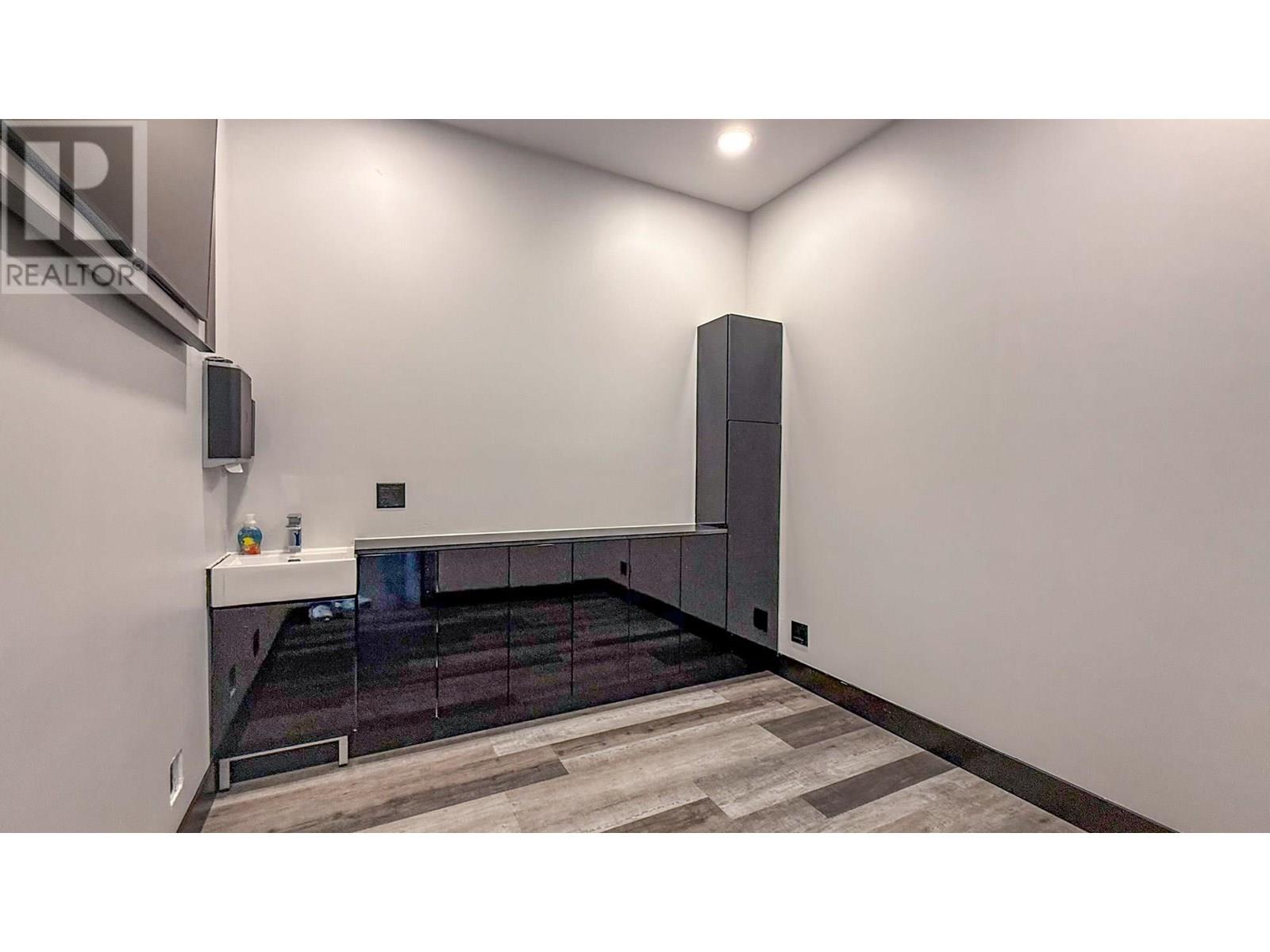 3030 Pandosy Street, Kelowna, British Columbia  V1Y 1W2 - Photo 13 - 10356562