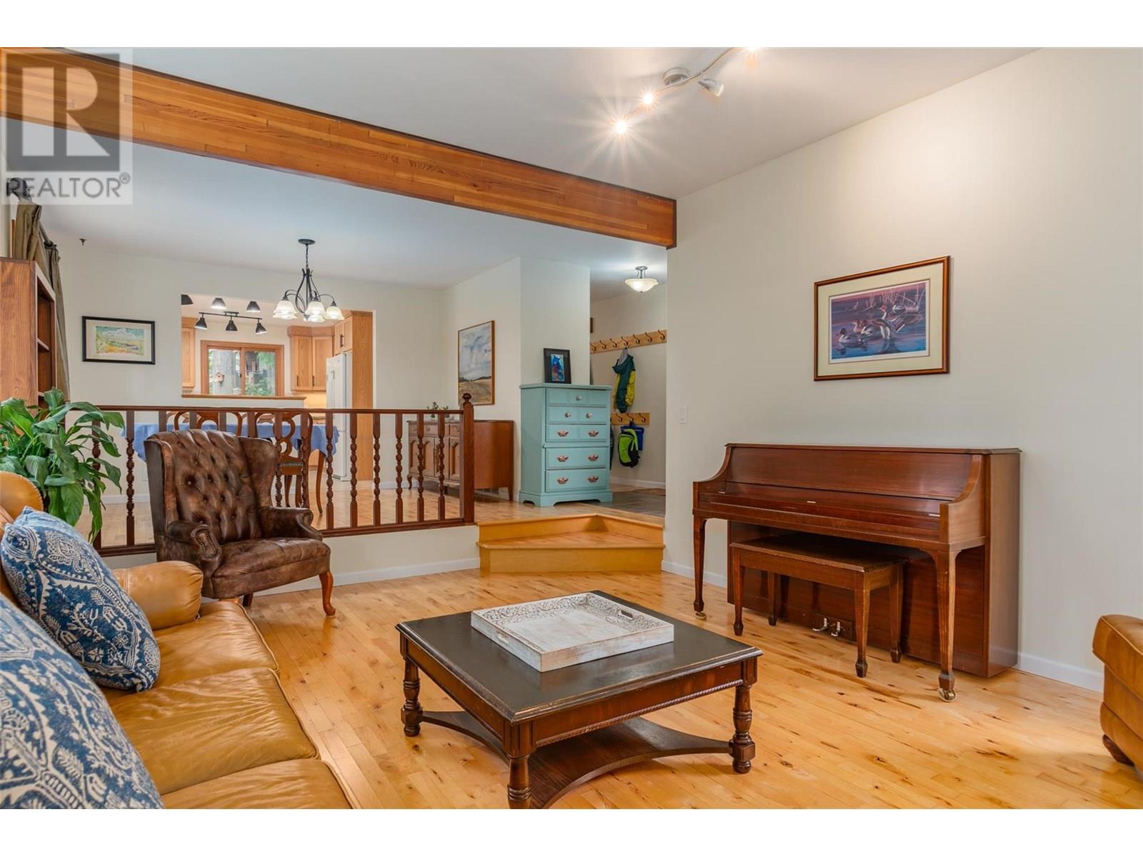 Property at 2707 MAPLE Crescent image 1