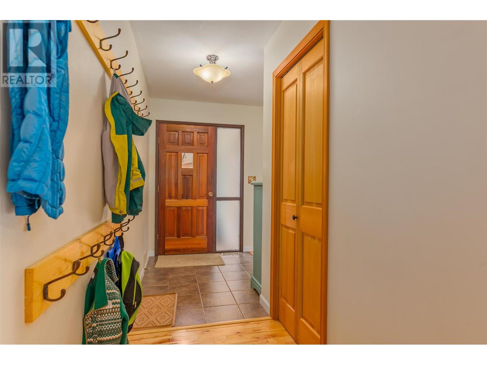 Property at 2707 MAPLE Crescent image 3
