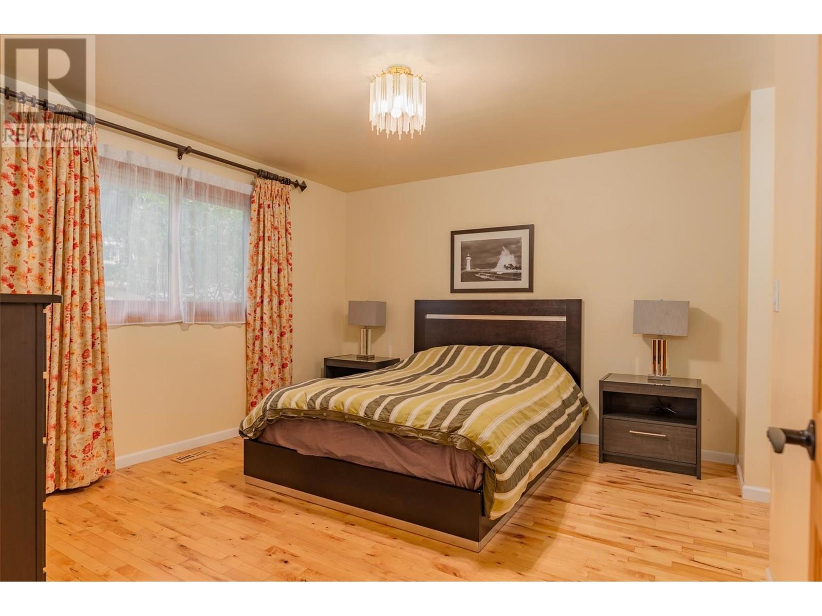 Property at 2707 MAPLE Crescent image 4