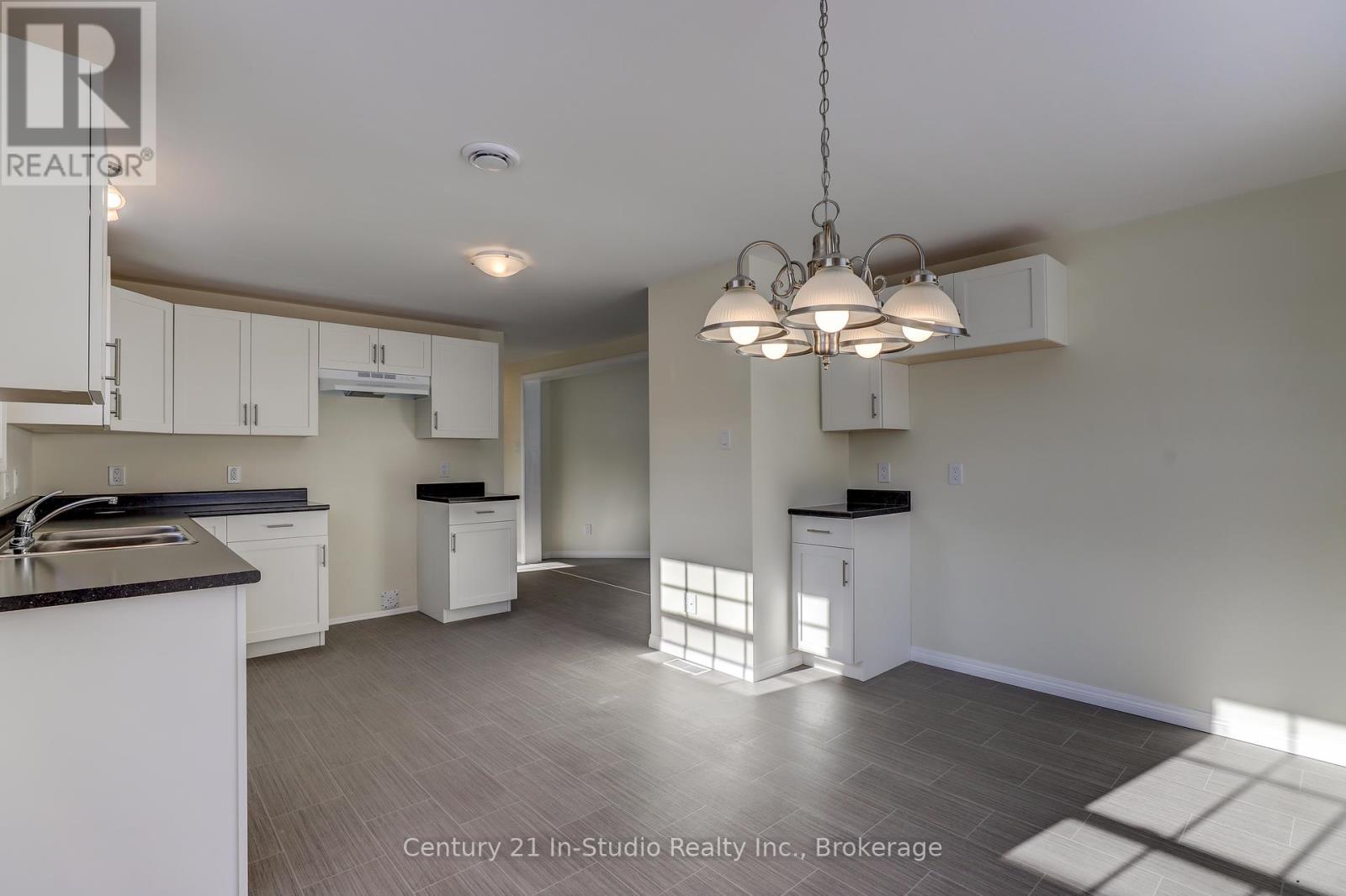 35 Sussex Square, Georgian Bluffs, Ontario  N4K 5N5 - Photo 12 - X12300089