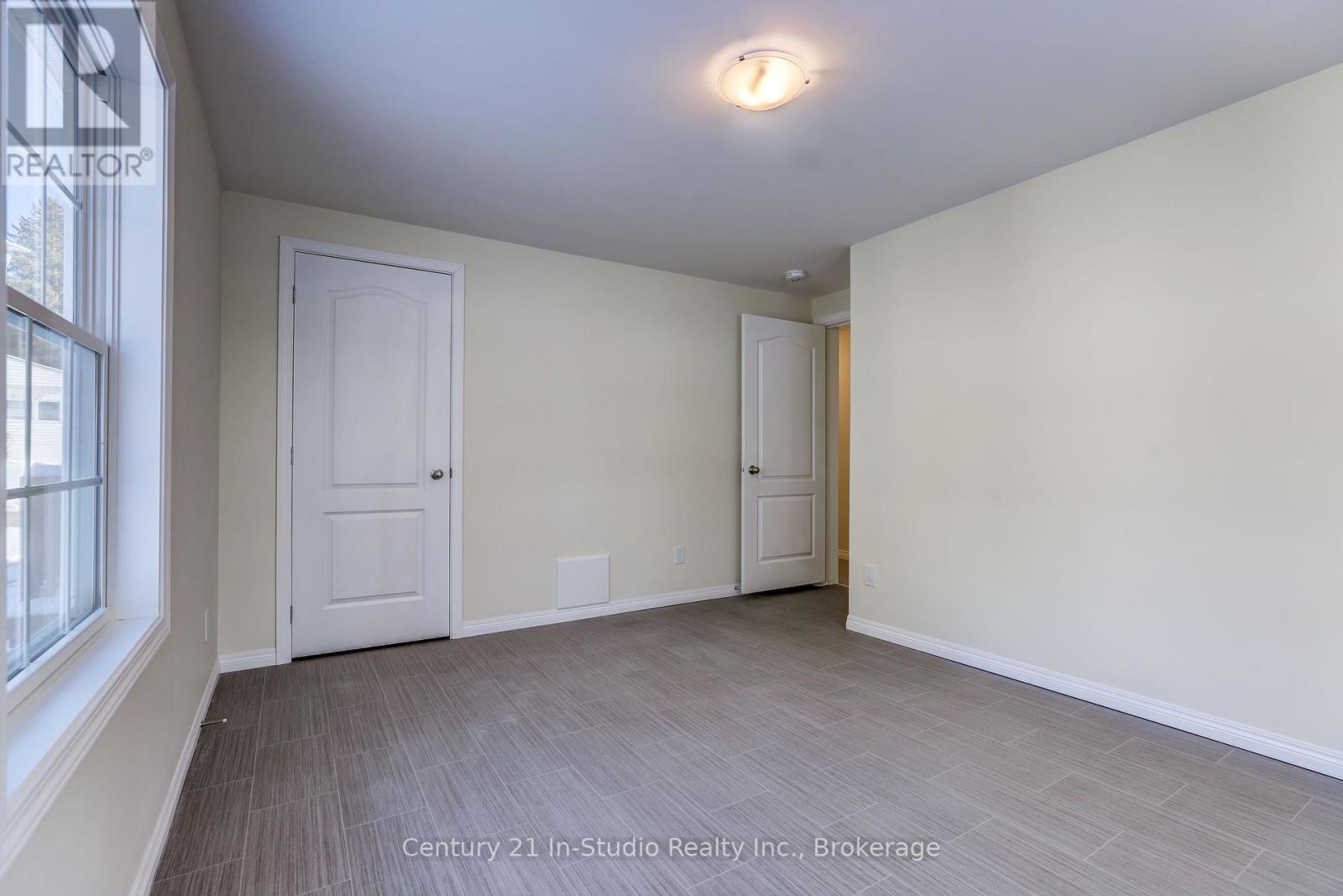 35 Sussex Square, Georgian Bluffs, Ontario  N4K 5N5 - Photo 14 - X12300089