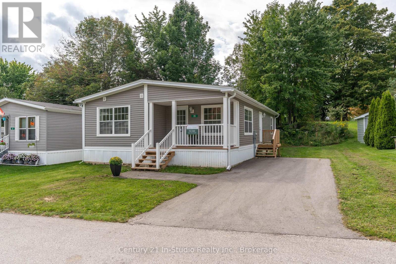 35 Sussex Square, Georgian Bluffs, Ontario  N4K 5N5 - Photo 2 - X12300089