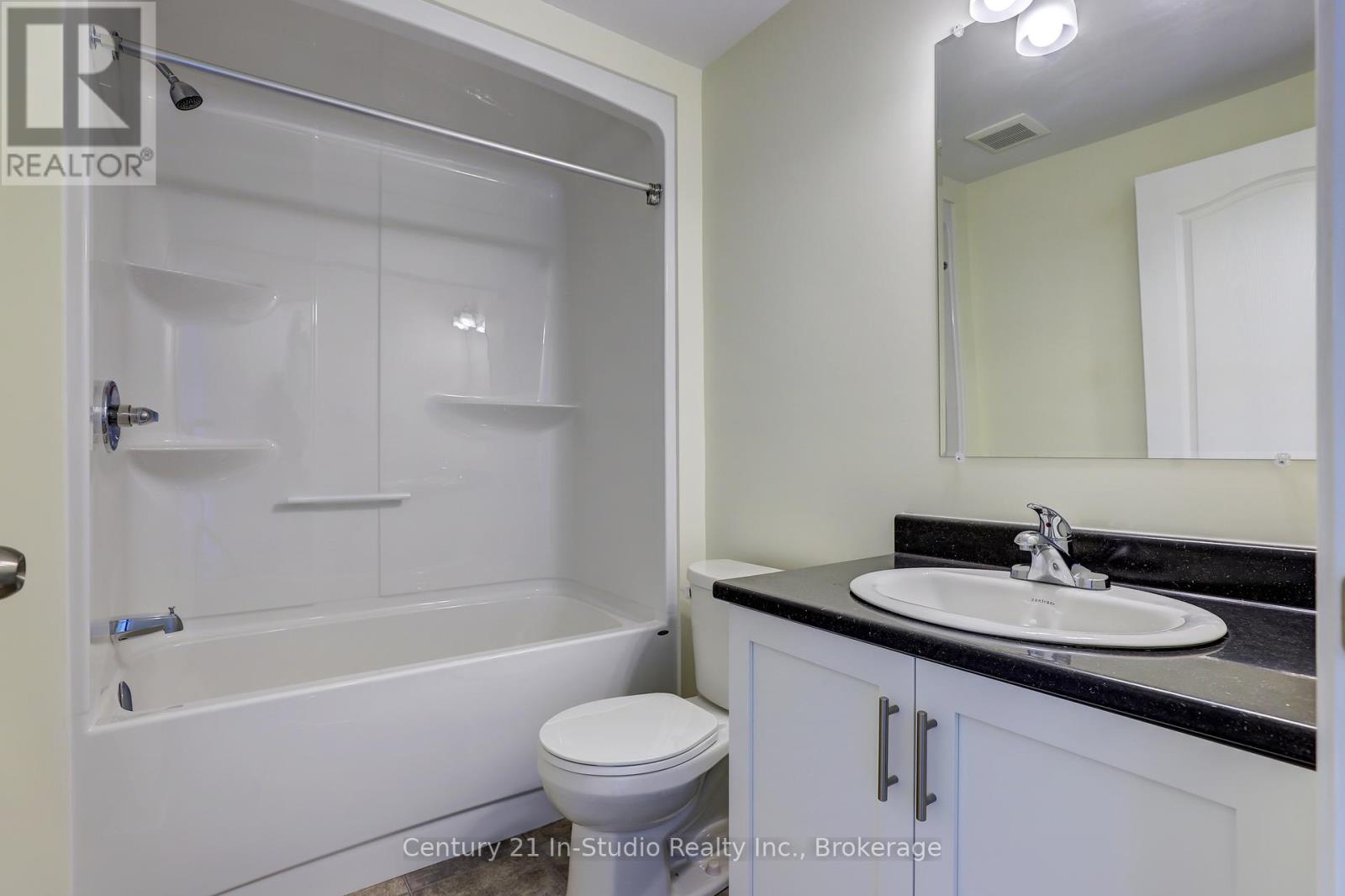 35 Sussex Square, Georgian Bluffs, Ontario  N4K 5N5 - Photo 21 - X12300089