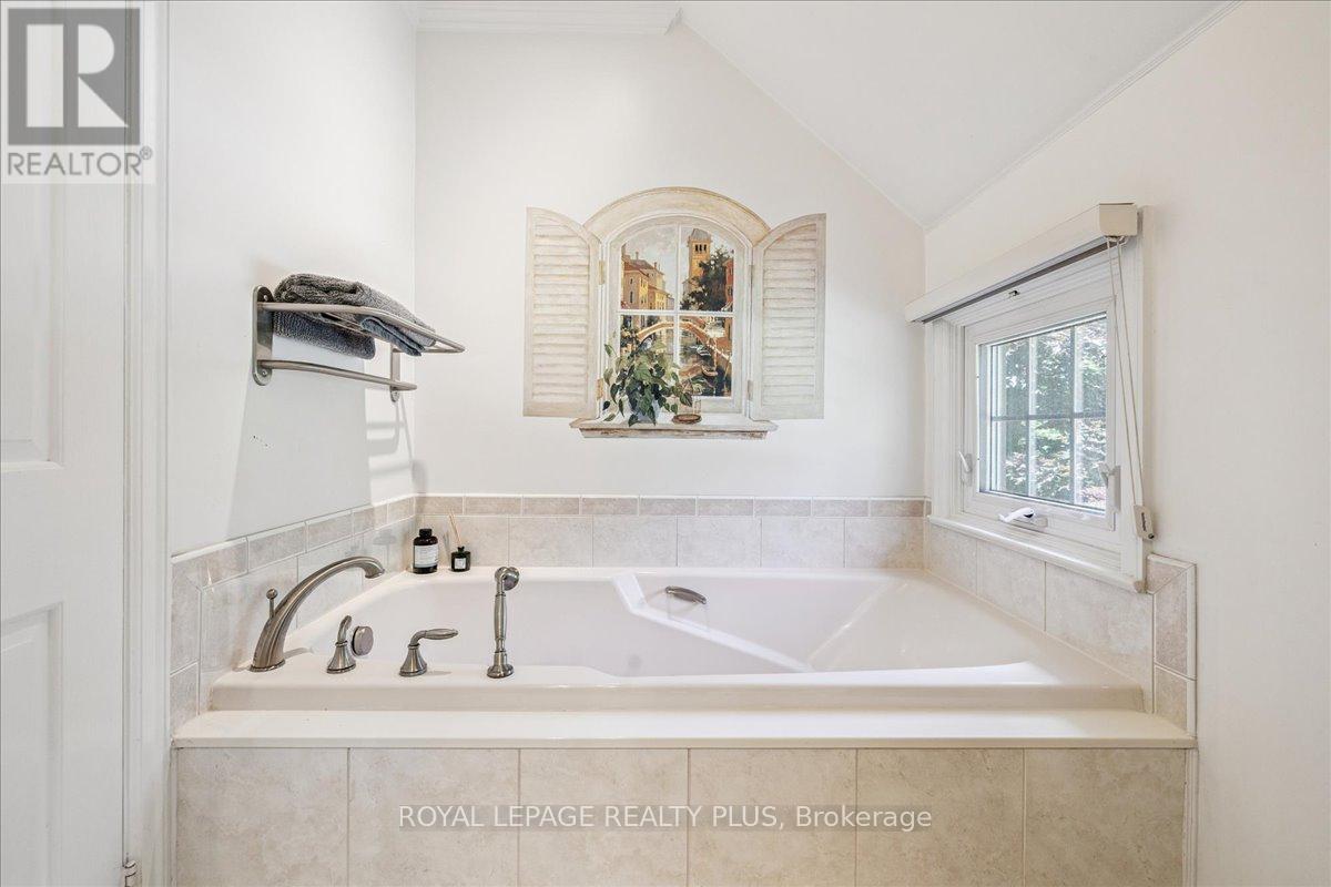 1258 Ravine Drive, Mississauga, Ontario  L5J 3E4 - Photo 22 - W12299949