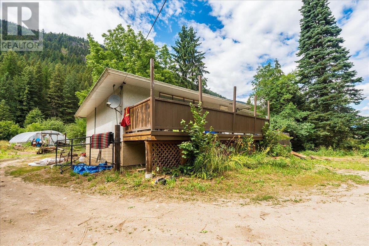 1765 Highway 3a Highway, Castlegar, British Columbia  V1N 3H3 - Photo 18 - 10354952