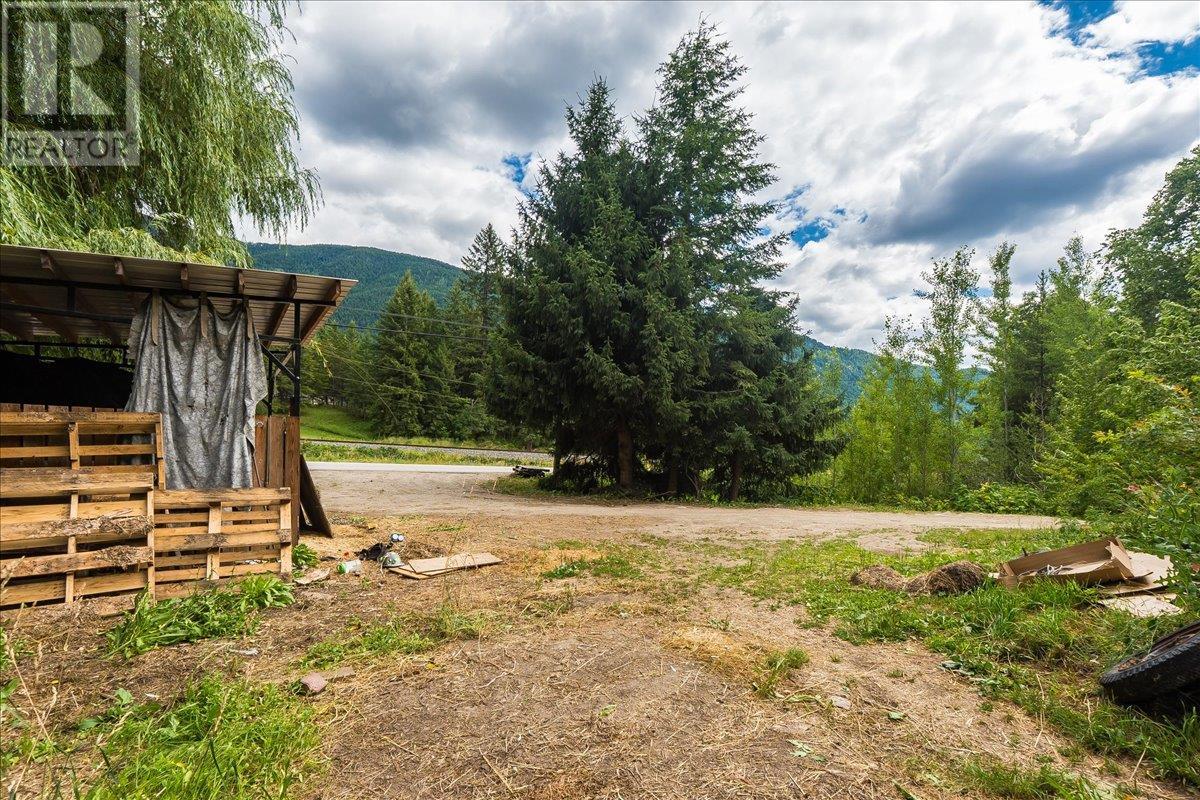 1765 Highway 3a Highway, Castlegar, British Columbia  V1N 3H3 - Photo 35 - 10354952