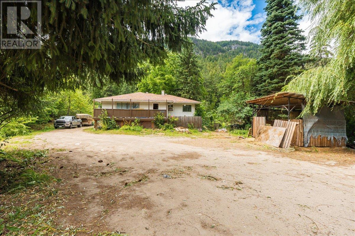 1765 Highway 3a Highway, Castlegar, British Columbia  V1N 3H3 - Photo 76 - 10354952